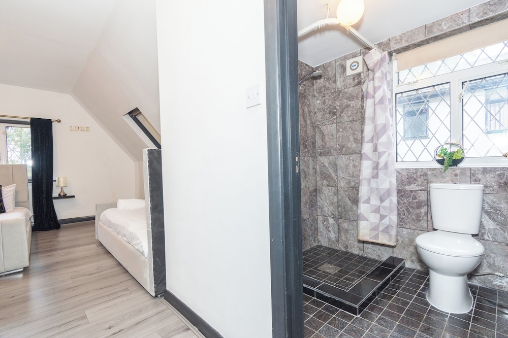 Heathrow House with Hot tub and Garden