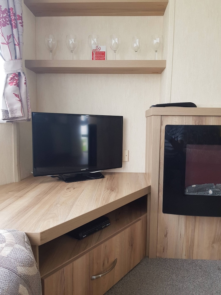 2br-pool-garden-parking-wifi-sleeps6 view 3