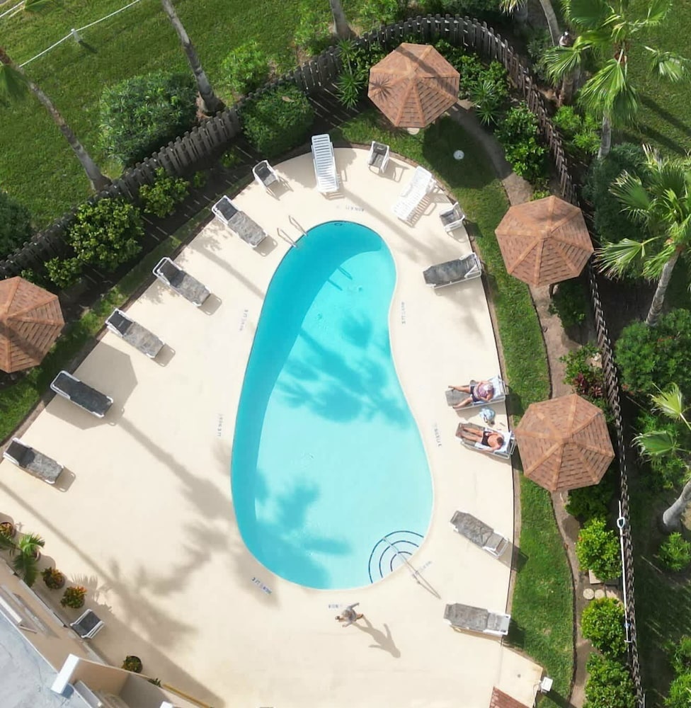 Cozy Family Retreat Steps To Beach Pool / Hot 2 Bedroom Apts