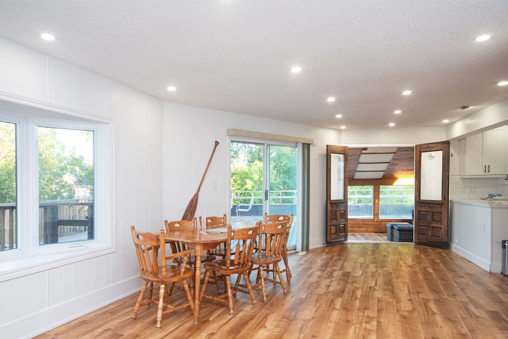 Lakeside 4BR Cottage in Bailieboro w BBQ Grill
