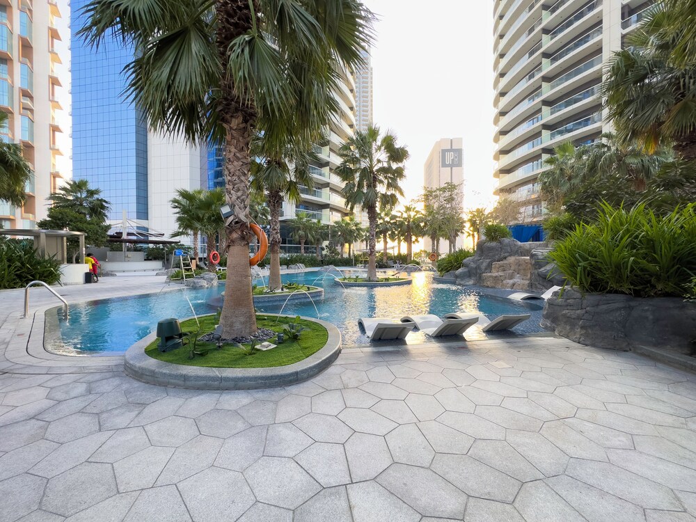 Glamorous 2BR in Damac Paramount Tower