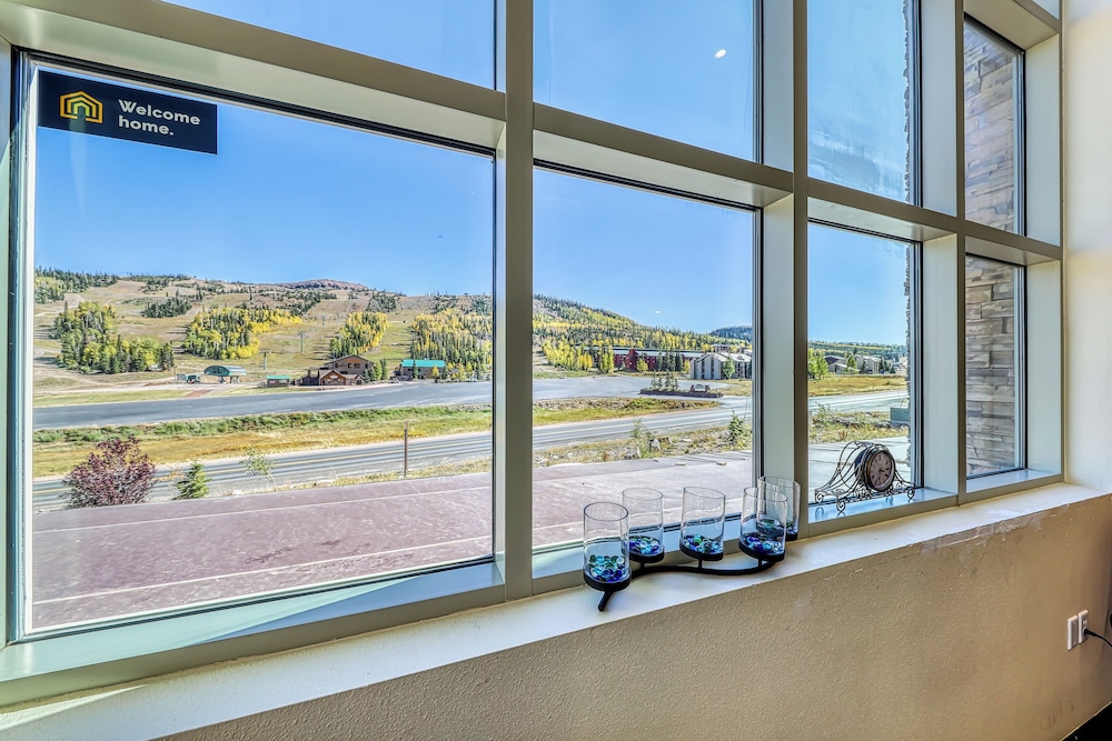 Modern 1BR Mountain View Balcony Steps to Lift