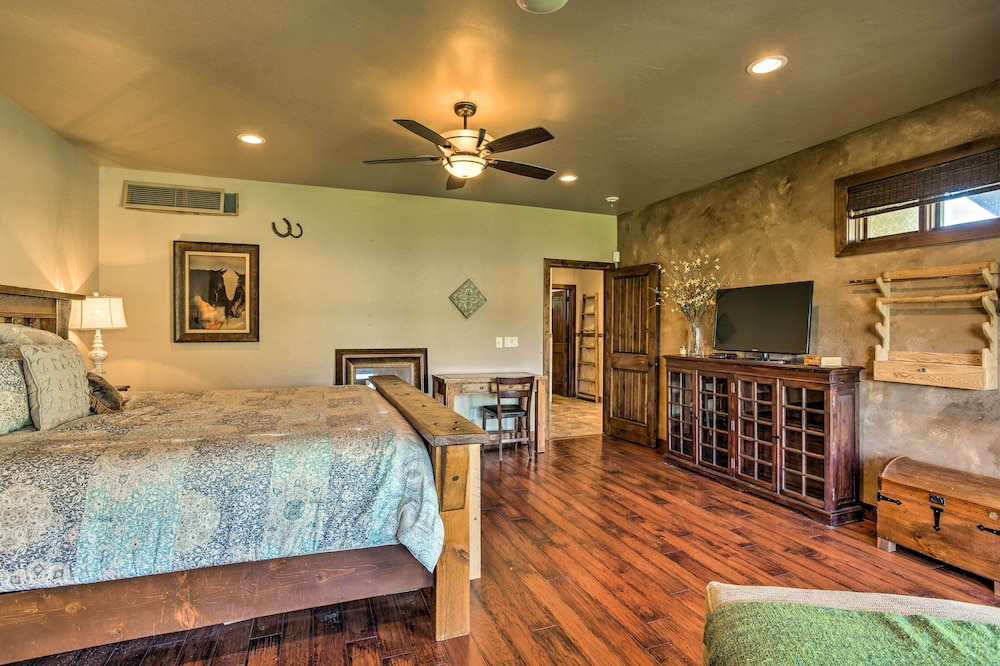 Luxury Waterfront Parachute House w/ Fire Pit!