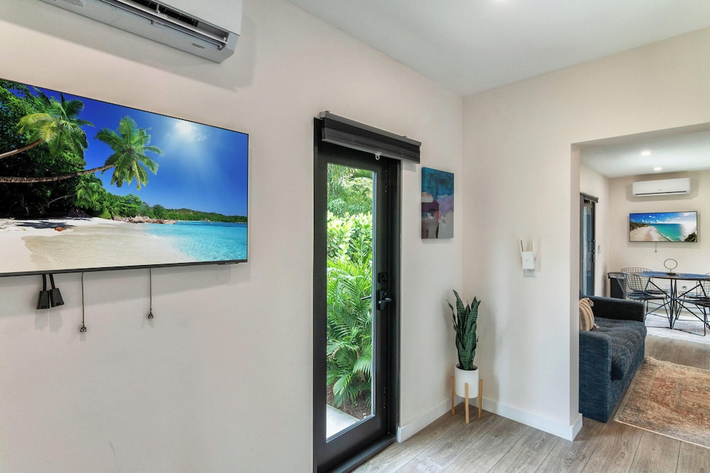 5BR Sleeps 14 w/ In-law Suite & Bbq!