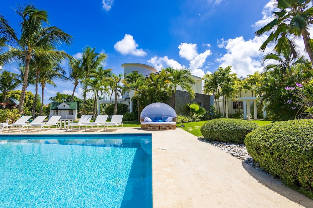 Villa Desiree 5BR Cocotal Luxury Villa Pool Maid