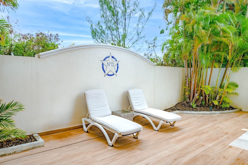 Large Townhouse with Plunge Pool, 3 mins from Beach - Turtle View 2 by BSL Rentals