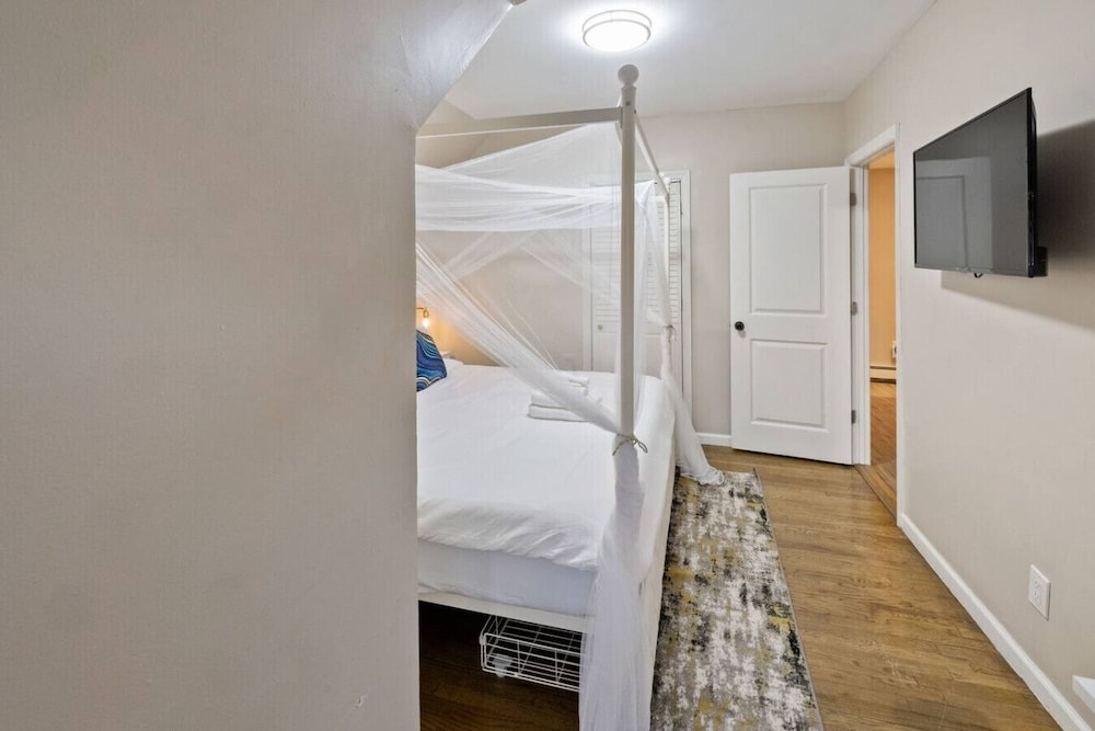 Modern 2BR Near NYC With Free Parking Workspace