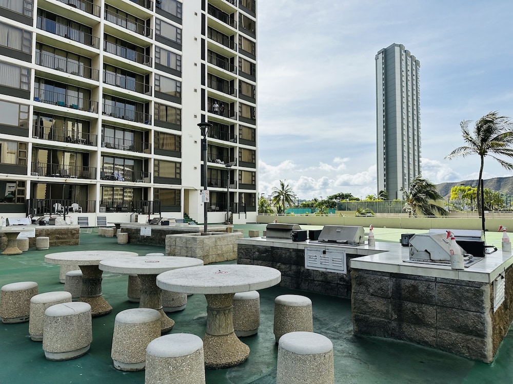 Waikiki Banyan-Free Parking-Free WI-FI hotel photo