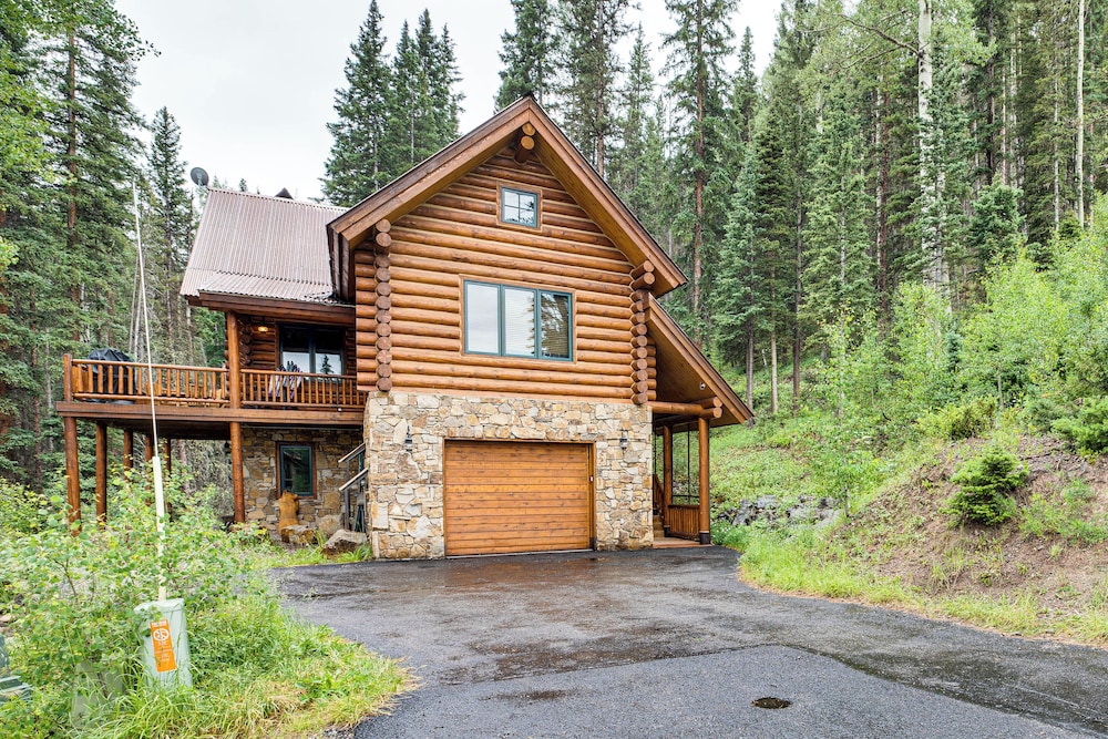 Stunning Views! Ski-in/out Mountain Village Cabin