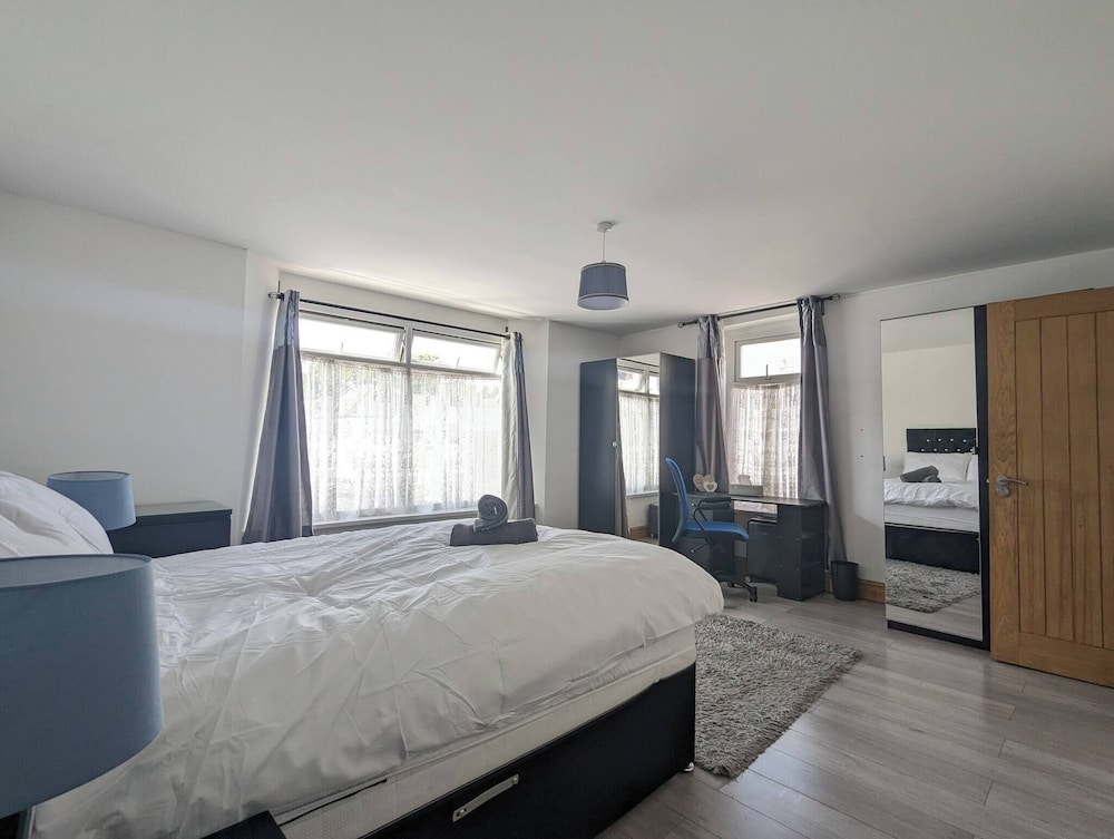 Family-sized Comfort - Walk to Lake & City Centre