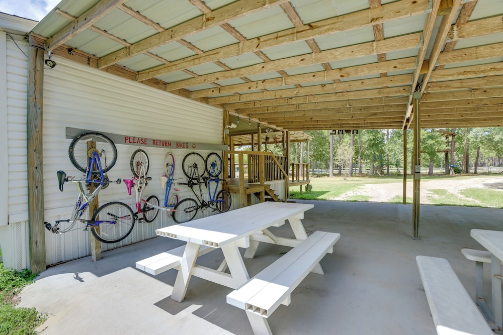 Play Games, Bike & Unwind: Cleveland Family Home!