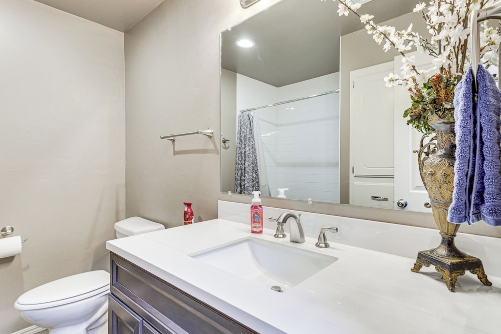 4 Mi to Dtwn Guthrie: Family Home w/ Fire Pit!