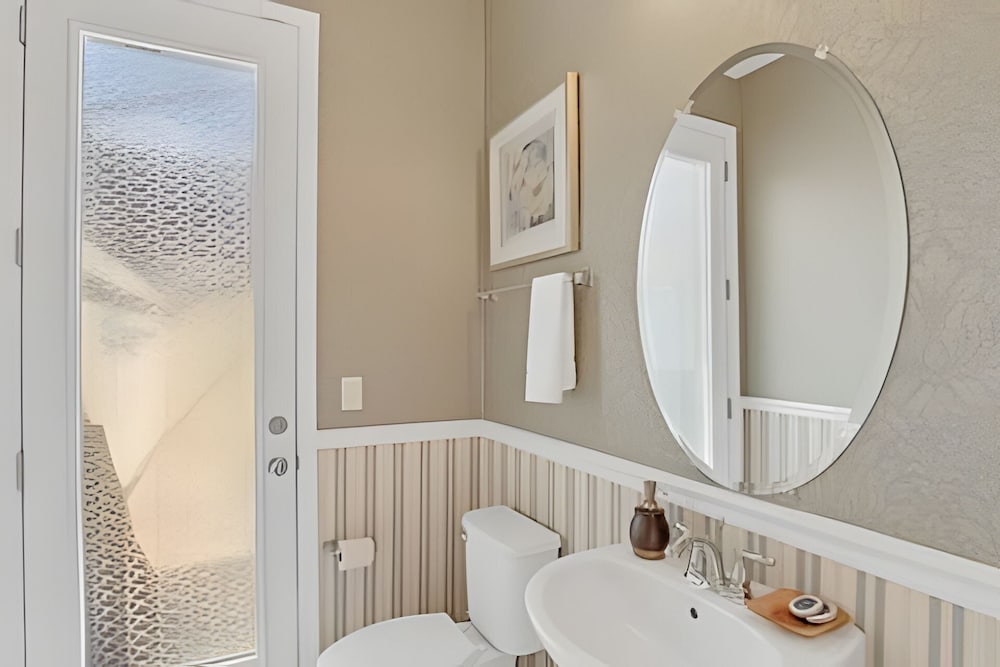 Luxury 5-bed Home With Private Splash Pool