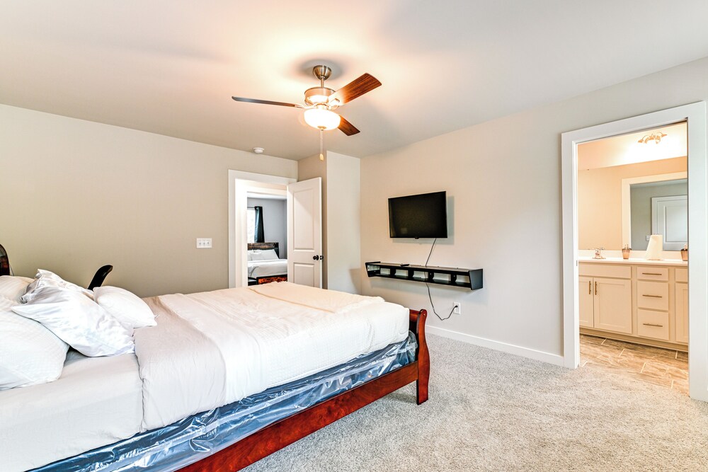 Modern Townhome w/ Yard: 5 Mi to Dtwn Charlotte