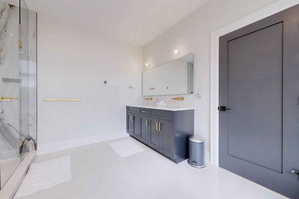 Lucky Mansion Luxury Villa in Fort Erie