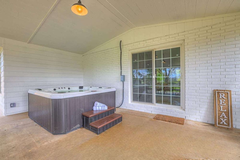 Family-friendly Hill Country Retreat Sleeps 11 + Hot Tubs
