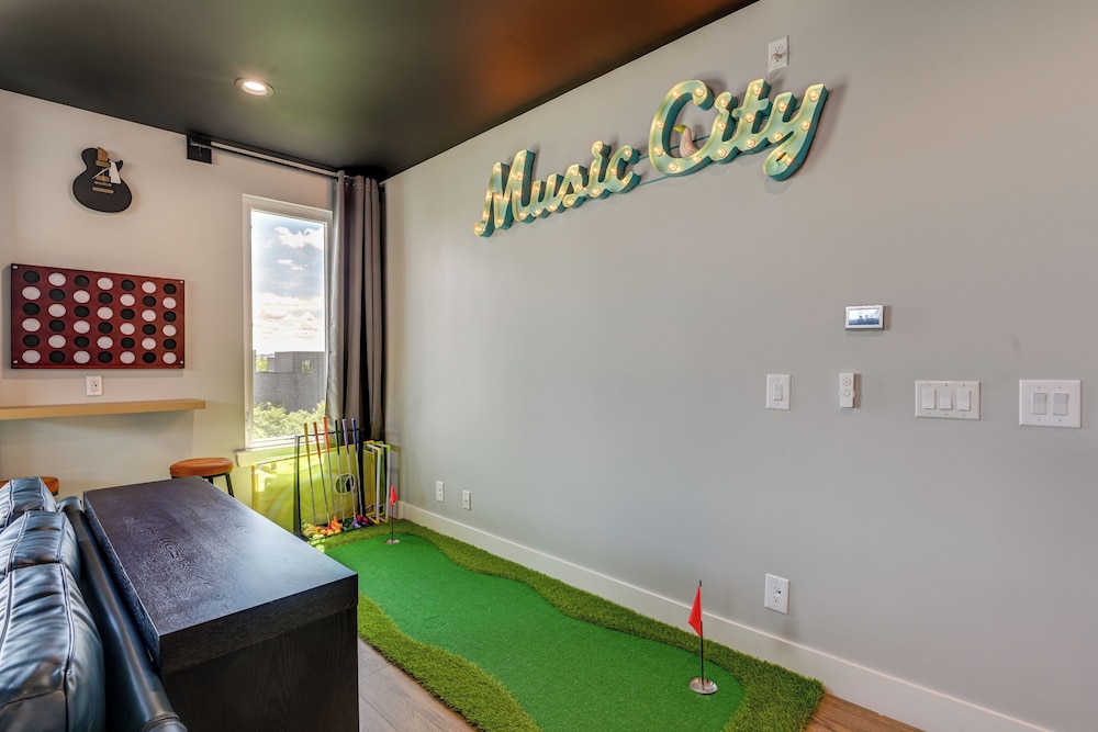 Skyline Views: Nashville Townhome 3 Mi to Broadway