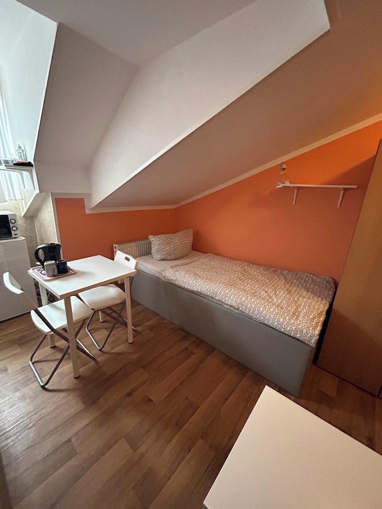 2-Rent Group Hostel Rooms AUB162