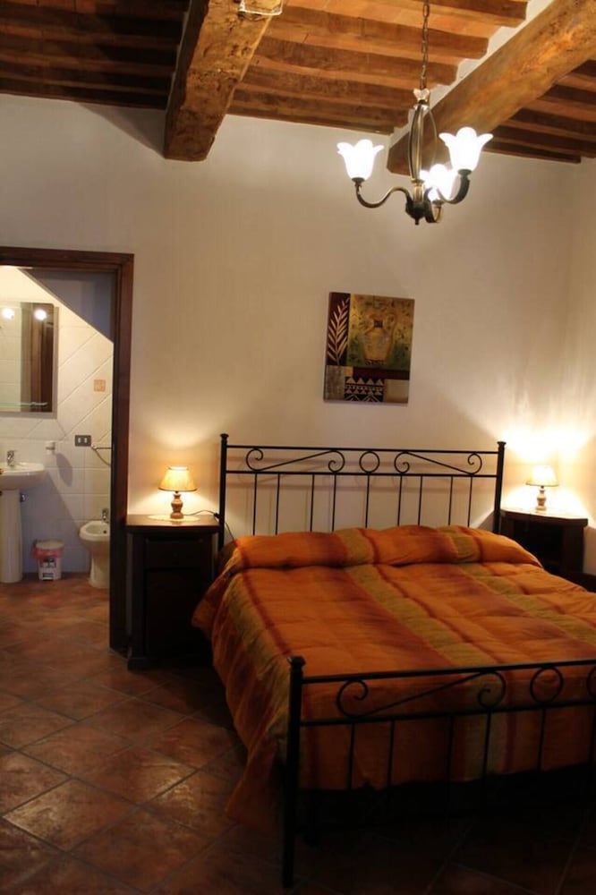Charming 5-bed Villa in Pitigliano Tuscany view 4