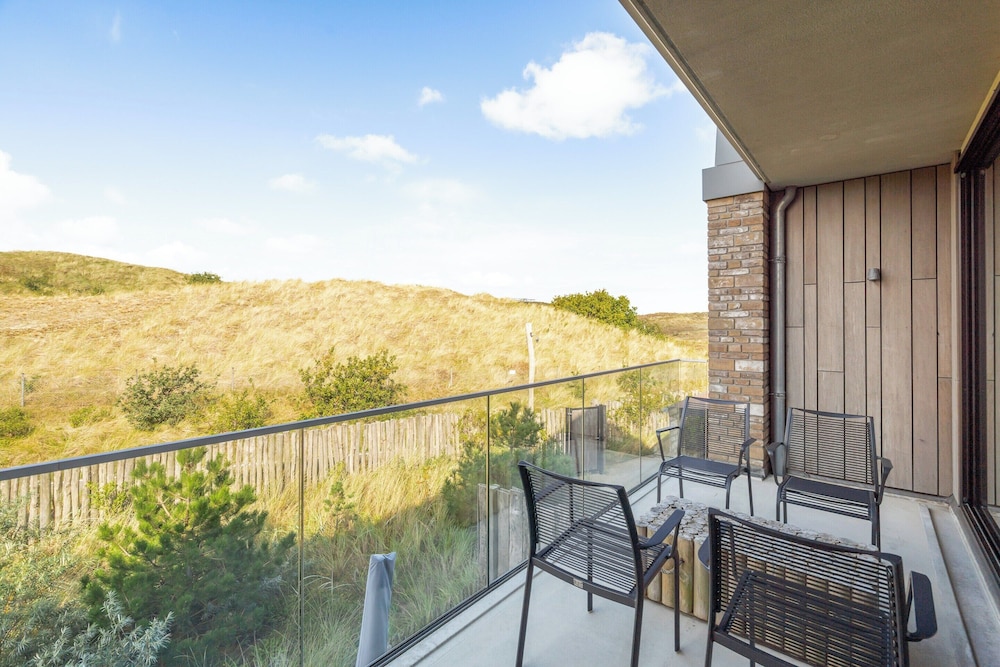 Apartment With a Balcony and Dune Views