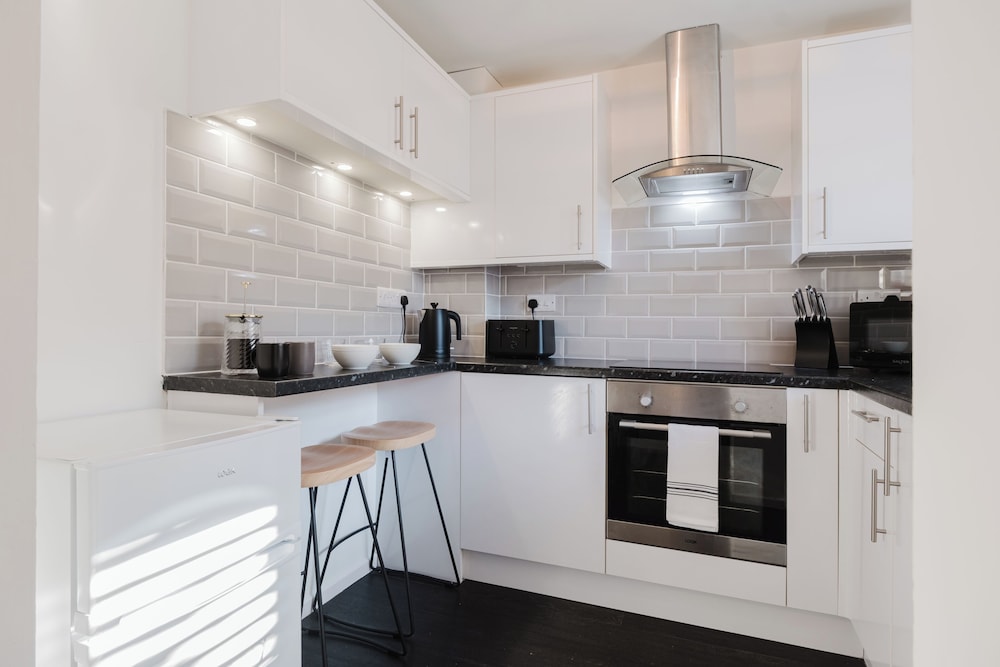 Corner House - Bright 2BD in Cheltenham