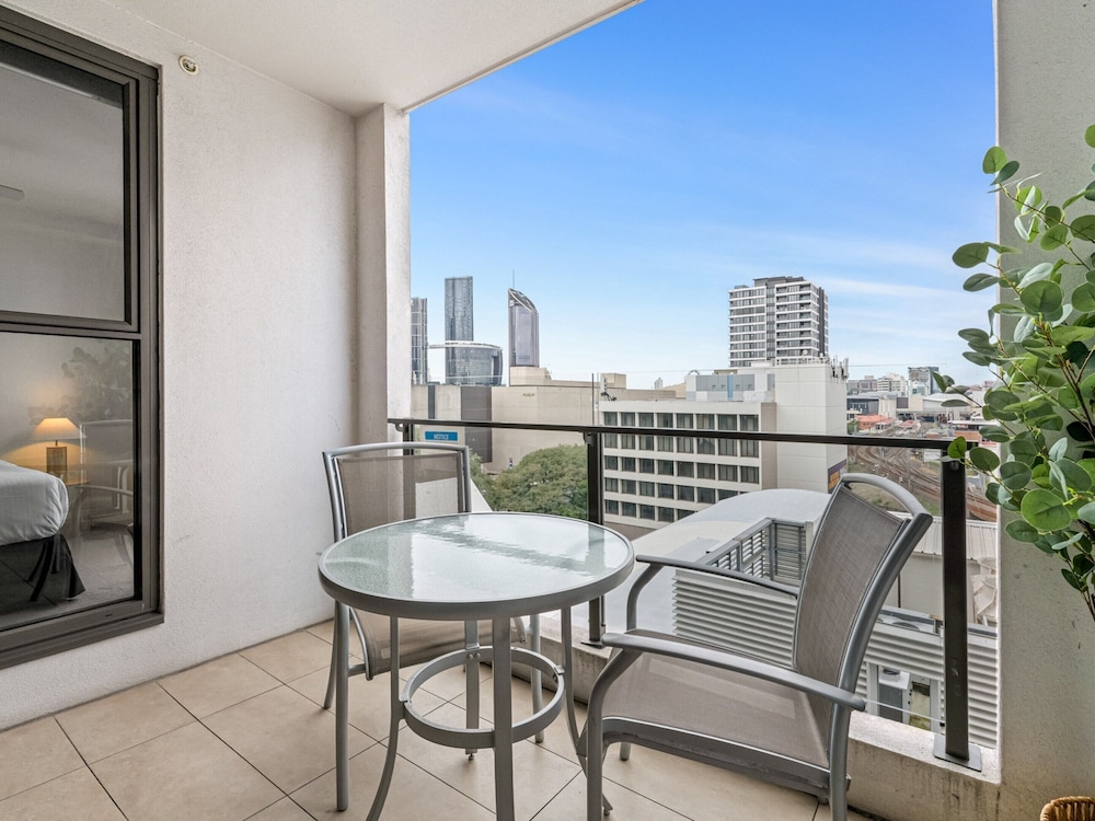 Stylish Apartment With Rooftop, BBQ & Spa Access