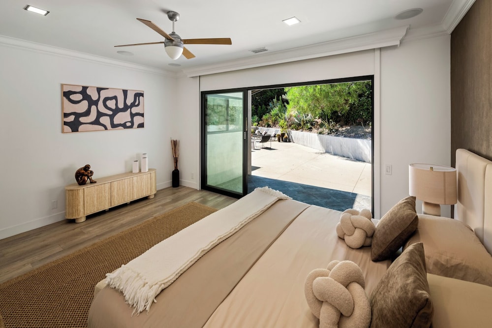 Valea Estate - Secluded Beverly Hills Retreat 1-acre Oasis