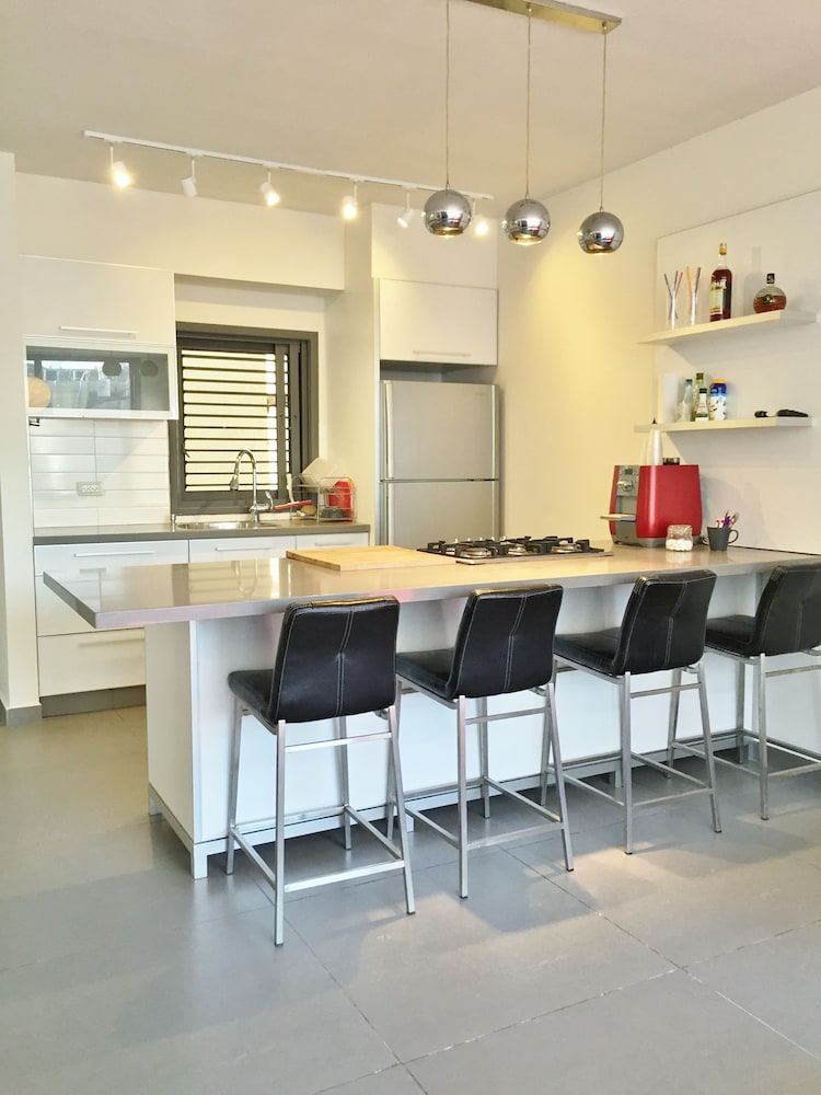 Hilton Beach Stunning Designer 2BR APT