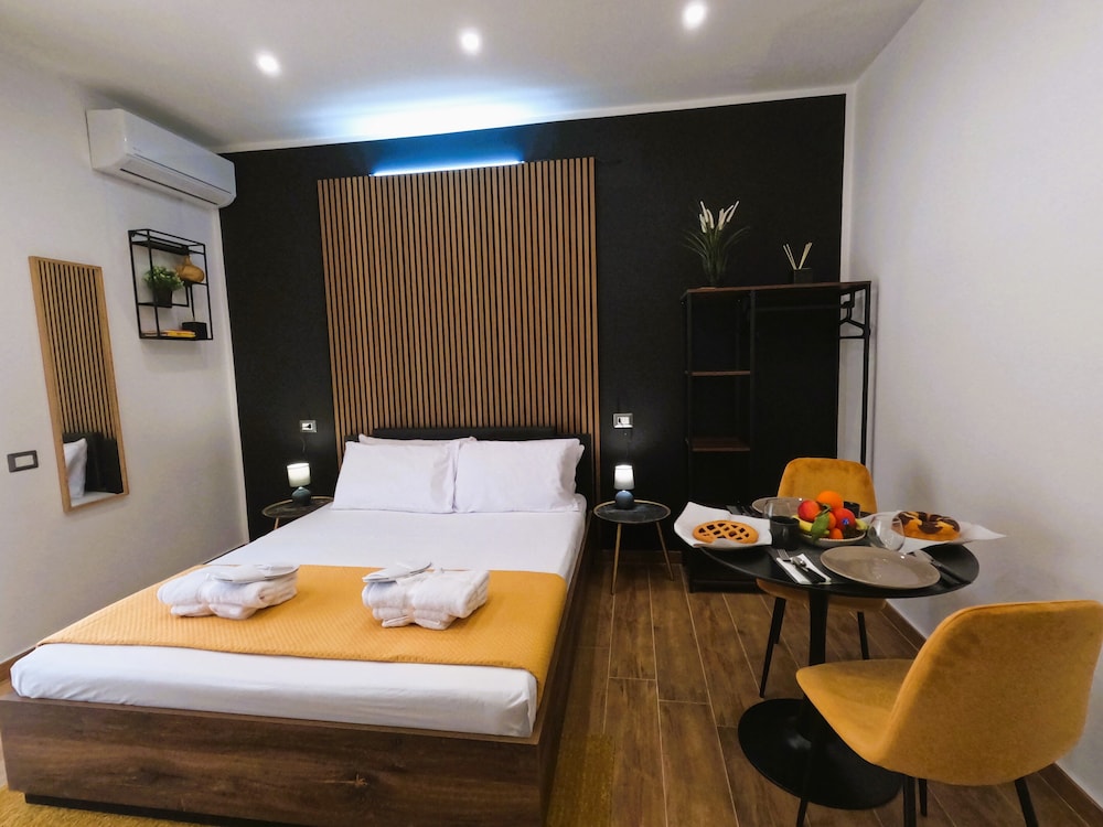 BlackWoody Contemporary Rooms - Napoli Centro Storico
