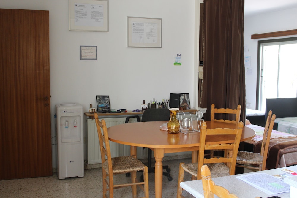 Costas Hostel Action