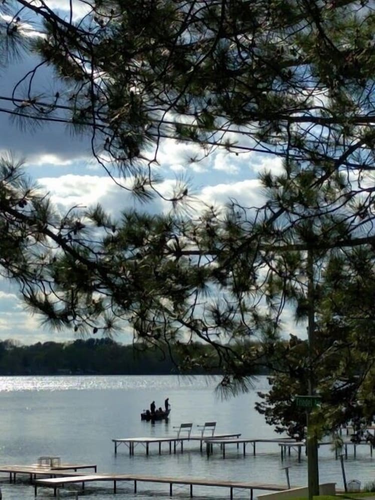 Lake Ripley Lodge w Lake Front Rooms, Grand Porch, Kayaks & Paddleboard