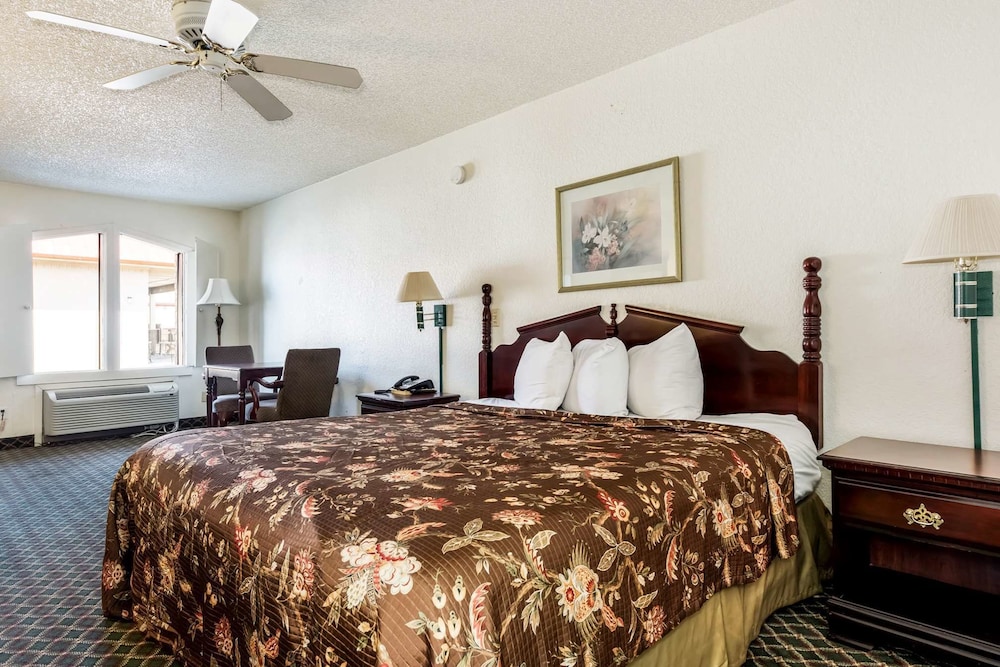 Americas Best Value Inn Paris view 5