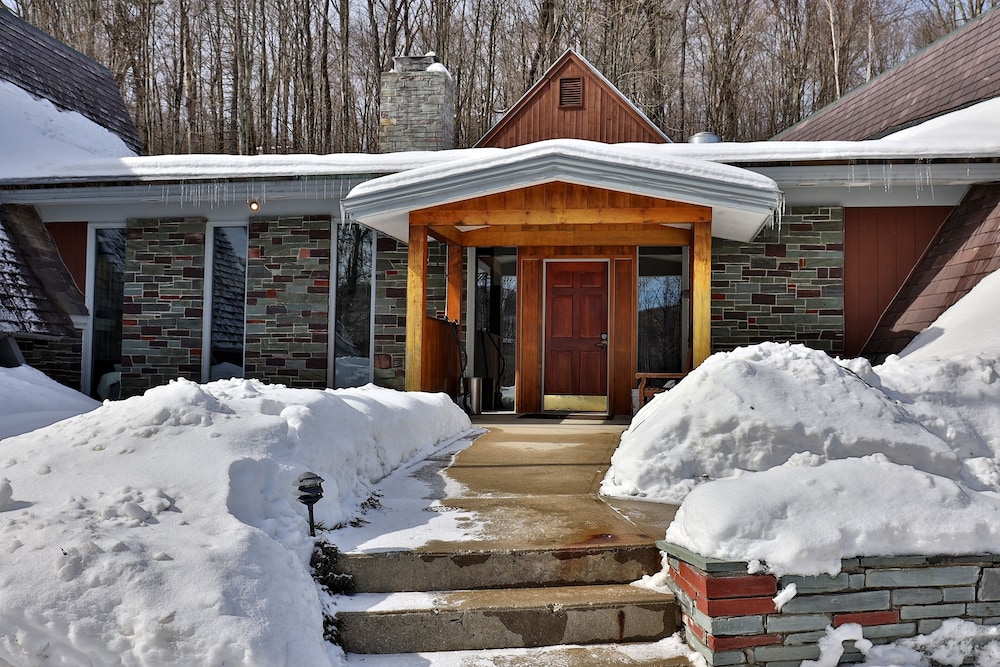 Rent An Inn! Takeover The Birch Ridge W/ Your Group. Mountain Lodge: 11 Rooms, Bar, Fireplace. 28ppl 11 Bedroom Home