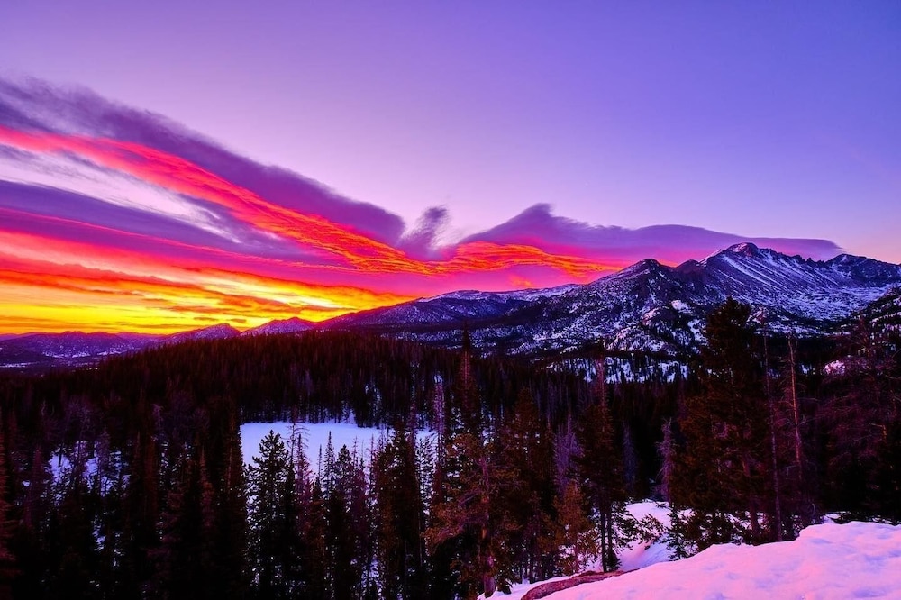 Frontier Mountain Retreat - Monthly Long-term Vacation Rental 30 Days Minimum -- Estes Park 1 Bedroom Apts by RedAwning - Property Image 9
