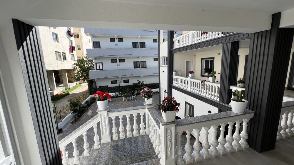VILA AARON