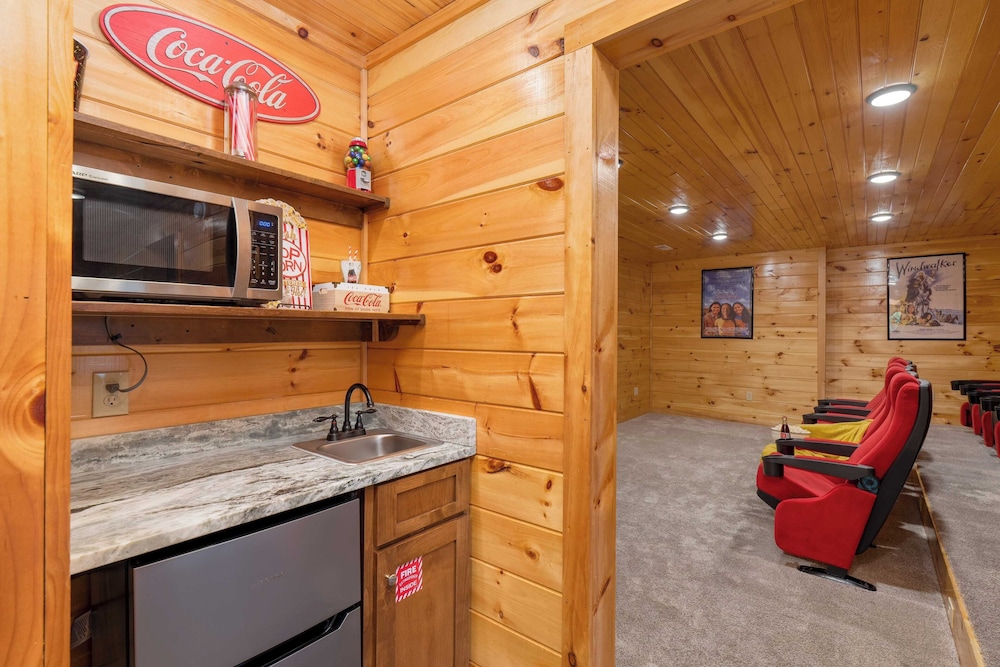 Evergreen Echo by Avantstay Cabin w/ Mountain Views, Theater, Game Room, and Hot Tub