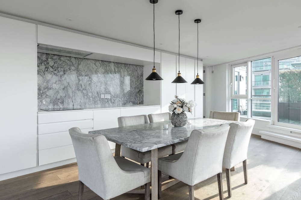 The English Rose Luxury 3 bed With Private Terrace - by Out of Office Lifestyle