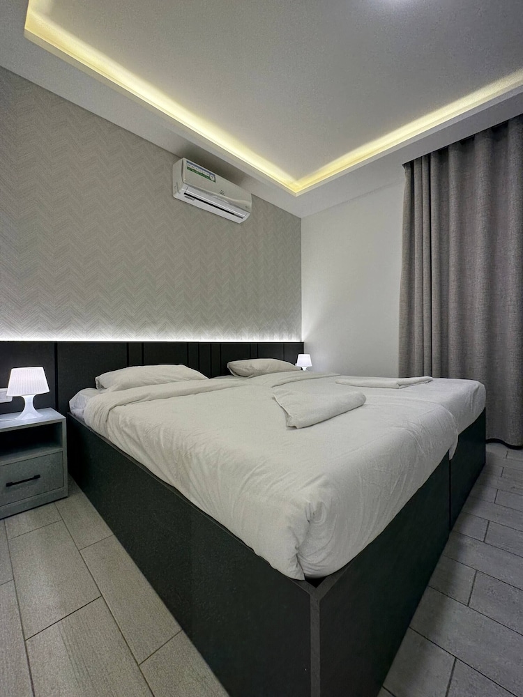 Luxury Room 03 Near Downtown view 2
