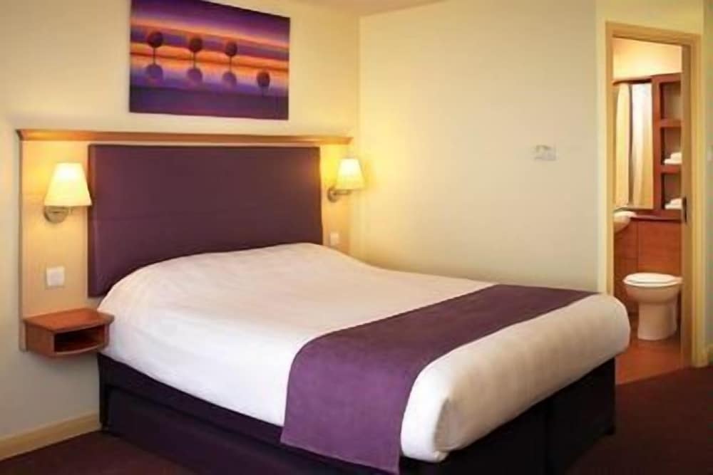 Premier Inn Manchester Airport - M56/J6 Runger Lane North 2