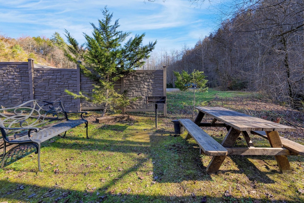 Creekside Haven by Avantstay Hot Tub, Fire Pit, Outdoor Dining Area Nestled Next to Creek