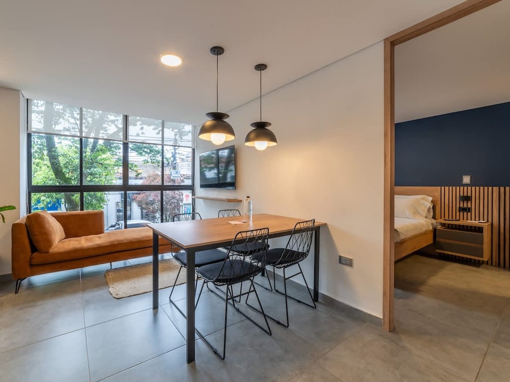 w Laureles 2BR w City Views