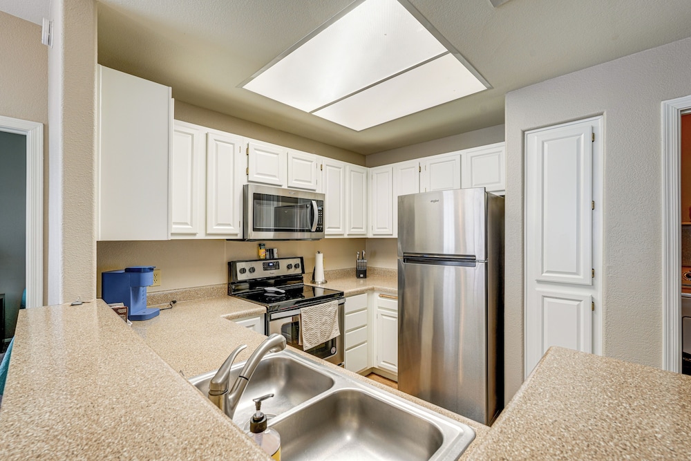 12 Mi to Old Town Scottsdale: Condo w/ Pool Access