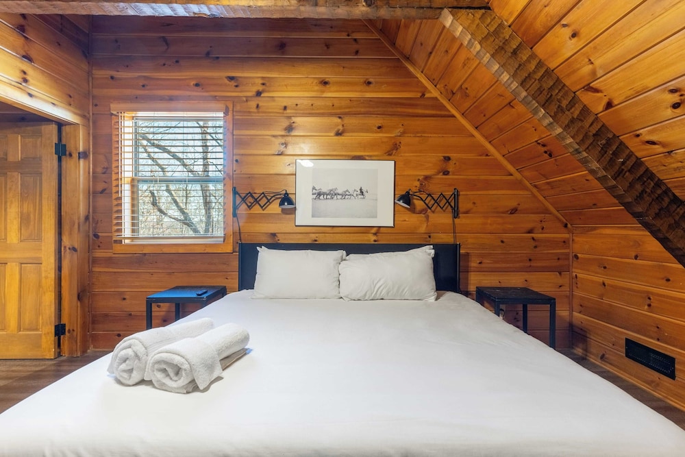 2 Cabins Game Room, Enclosed Porch, Hottub, Views Dudley I & II by Avantstay