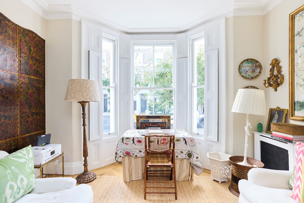 The Kensington Designer's Retreat -1bdr Flat