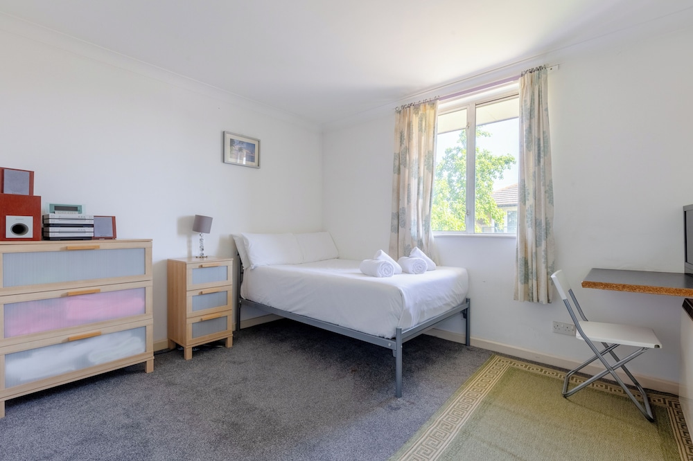 Homely 1 Bedroom Apartment in Beckton With Parking