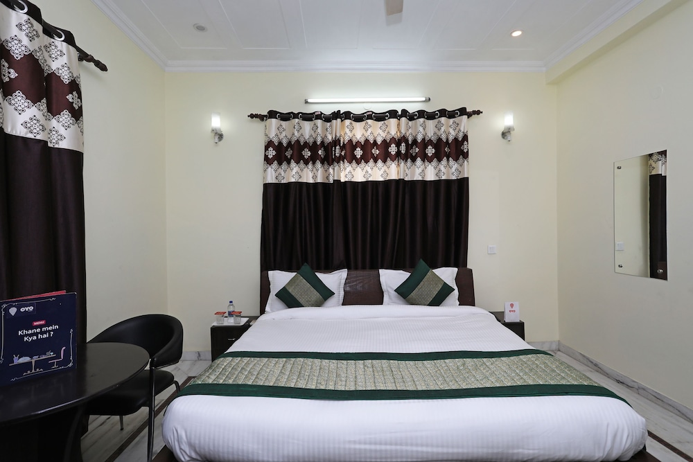 OYO 11606 Galaxy Inn