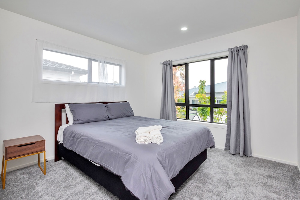 Superb Holiday Home near Airport view 3
