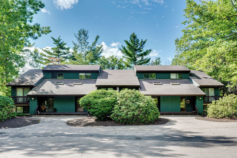 Near Skiing & Hiking! North Conway Gem w/ Balcony