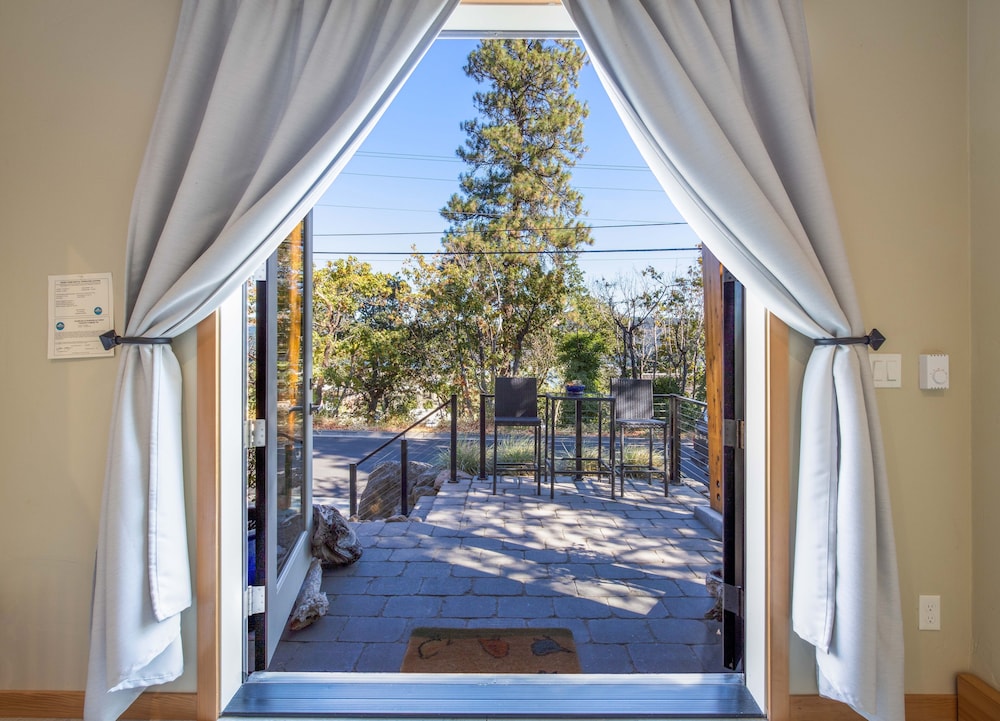 White Cap 1 Bedroom Home by RedAwning view 4