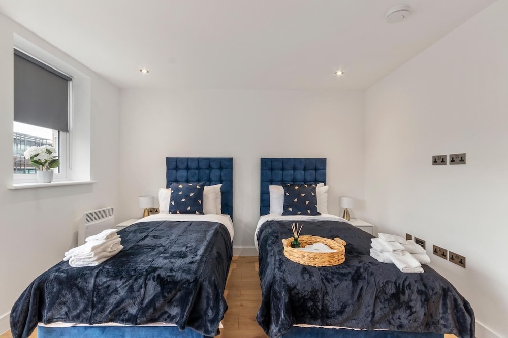 Deluxe 2-BR Saarb Apartment Leatherhead